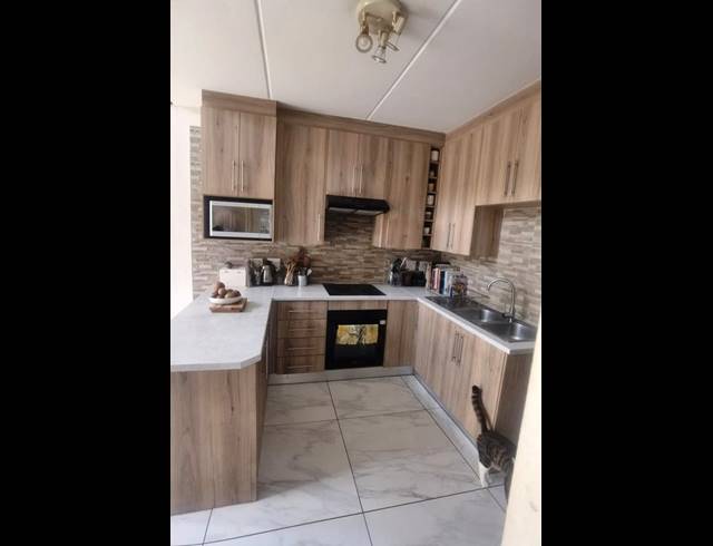 2 BEDROOM TOWNHOUSE FOR SALE IN HONEYPARK